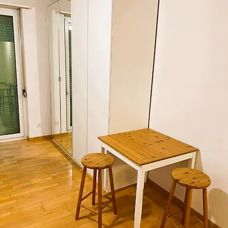 Charming Center Flat With Balcony Steps From Historic Schloss ציריך
